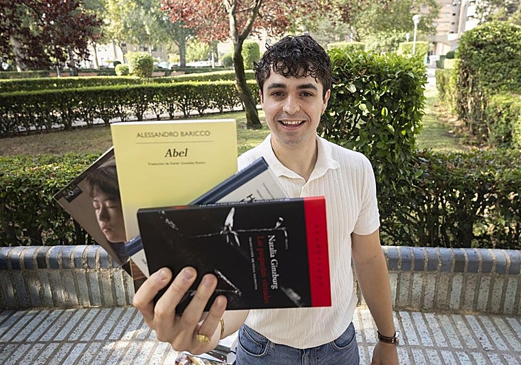 El creador de contenido Néstor Baruque muestra algunos de sus libros favoritos.