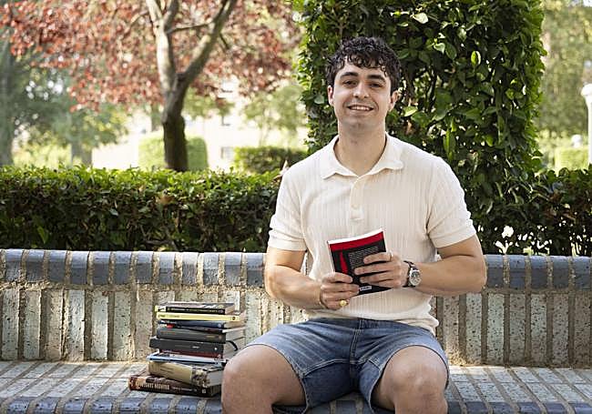 El creador de contenido Néstor Baruque muestra algunos de sus libros favoritos.