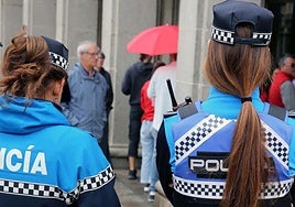 Imagen de archivo de dos agentes de la Policía Local de Segovia.