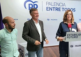 La presidenta del PP de Palencia, Ángeles Armisén, con Francisco Vázquez, a la izquierda.