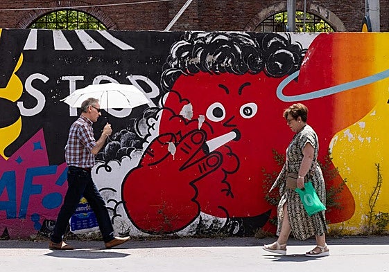 Un hombre se protege del sol durante la ola de calor de agosto.