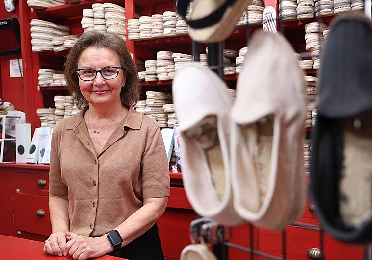 Ana Calzada, en el mostrador de su tienda de Panaderos.