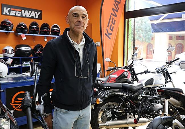 Carlos Cano en su tienda de motos.