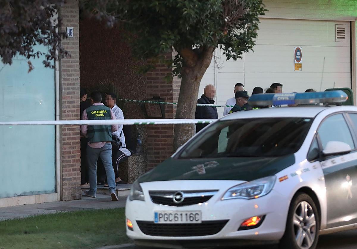 La Guardia Civil, en el lugar donde se cometiaron los hechos.