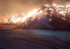 Pacas de paja ardiendo en el almacén de Alar.