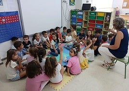 Una maestra con sus alumnos en la Cooperativa Alcázar de Segovia en el regreso a las aulas.