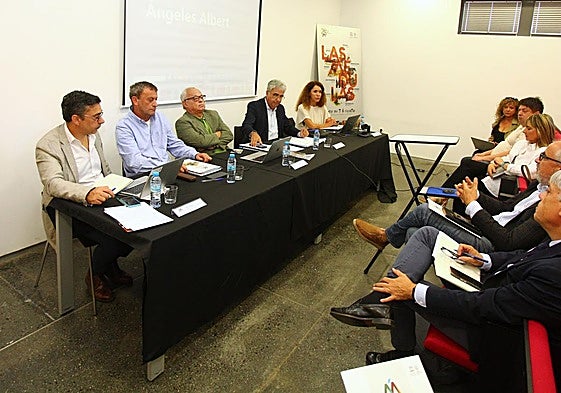 El consejero de Cultura, Turismo y Deporte, Gonzalo Santonja, en la reunión del equipo técnico para la recuperación de las Médulas.