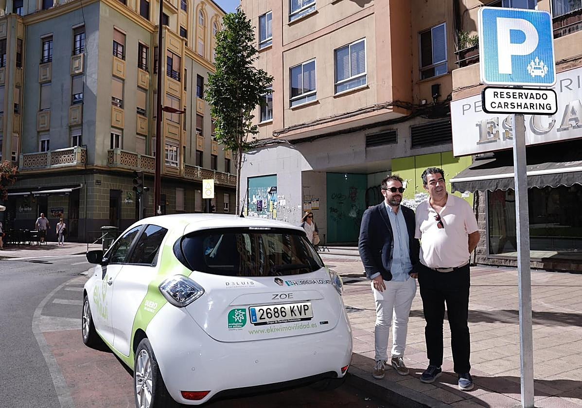Presentación, este miércoles de la plaza de estacionamiento reservado para vehículos de uso compartido 100% eléctricos en la plaza Circular.