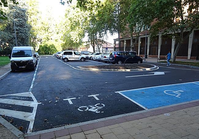 Reordenación de las plazas de aparcamiento, incluida una reservada para motos, en la plaza del Doctor Quemada, ante la parroquia del Cuatro de Marzo.