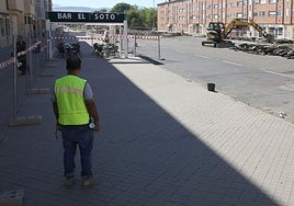 Un operario observa las obras en la plaza de Tirso de Molina junto a la terraza vacía de un bar.