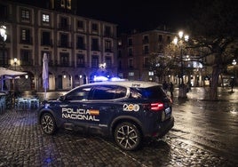 Patrulla de la Policía Nacional en la Plaza Mayor de Segovia.