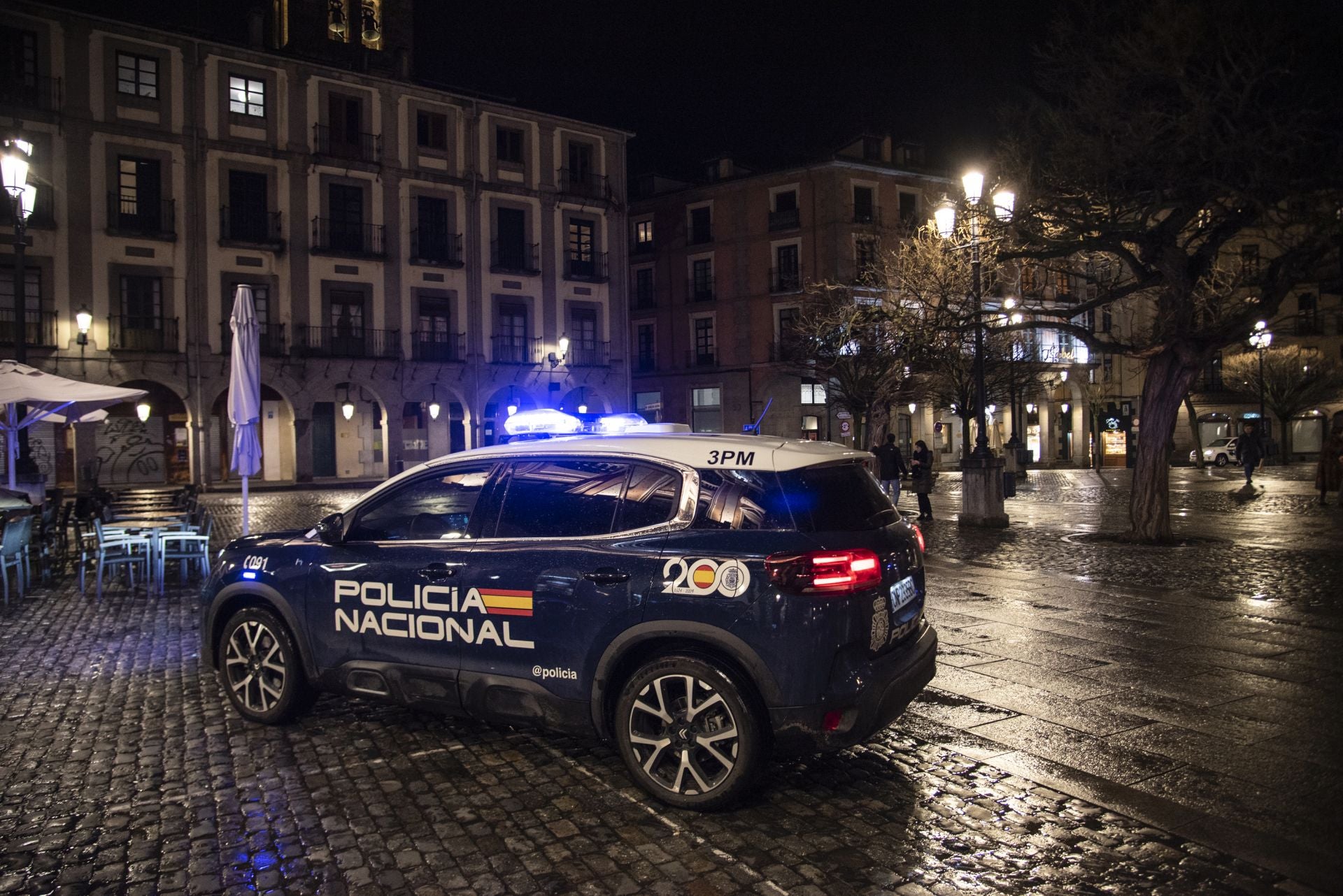 Patrulla de la Policía Nacional en la Plaza Mayor de Segovia.