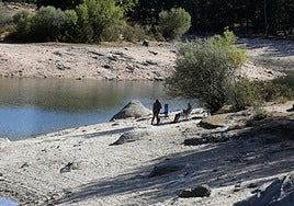 Dos personas toman el sol en el Pontón Alto esta semana.