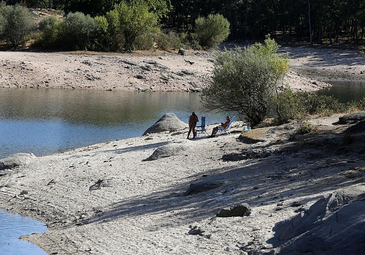 Dos personas toman el sol en el Pontón Alto esta semana.
