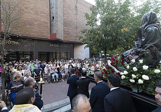 Las Angustias, frente a la Residencia Angélicas en la calle Cerrada del barrio de La Rondilla de Valladolid