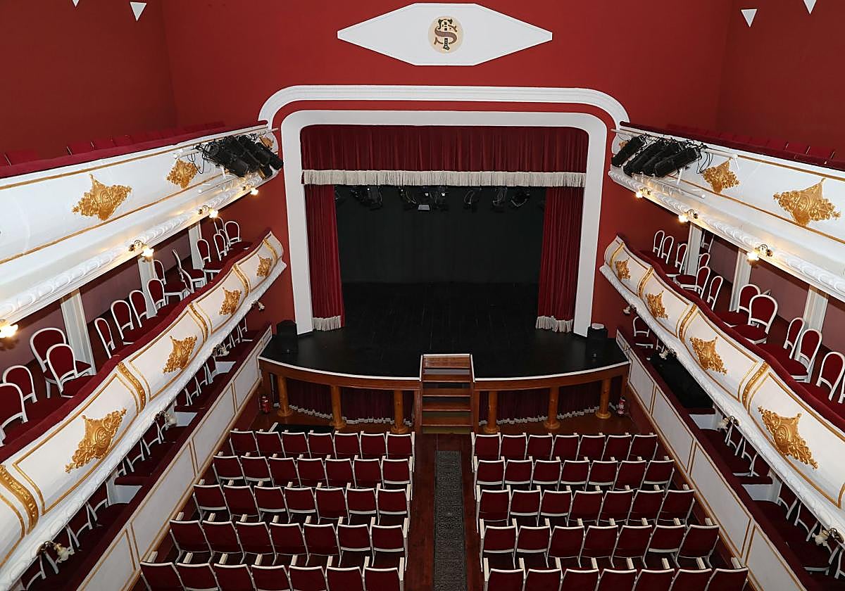 Patio de butacas, palcos y escenario del coqueto teatro Sarabia de Carrión de los Condes.