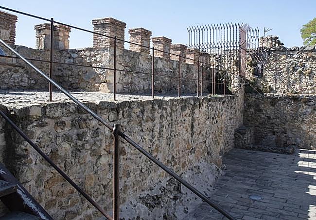 Elementos de protección en el adarve y aliviadero que serán renovados.