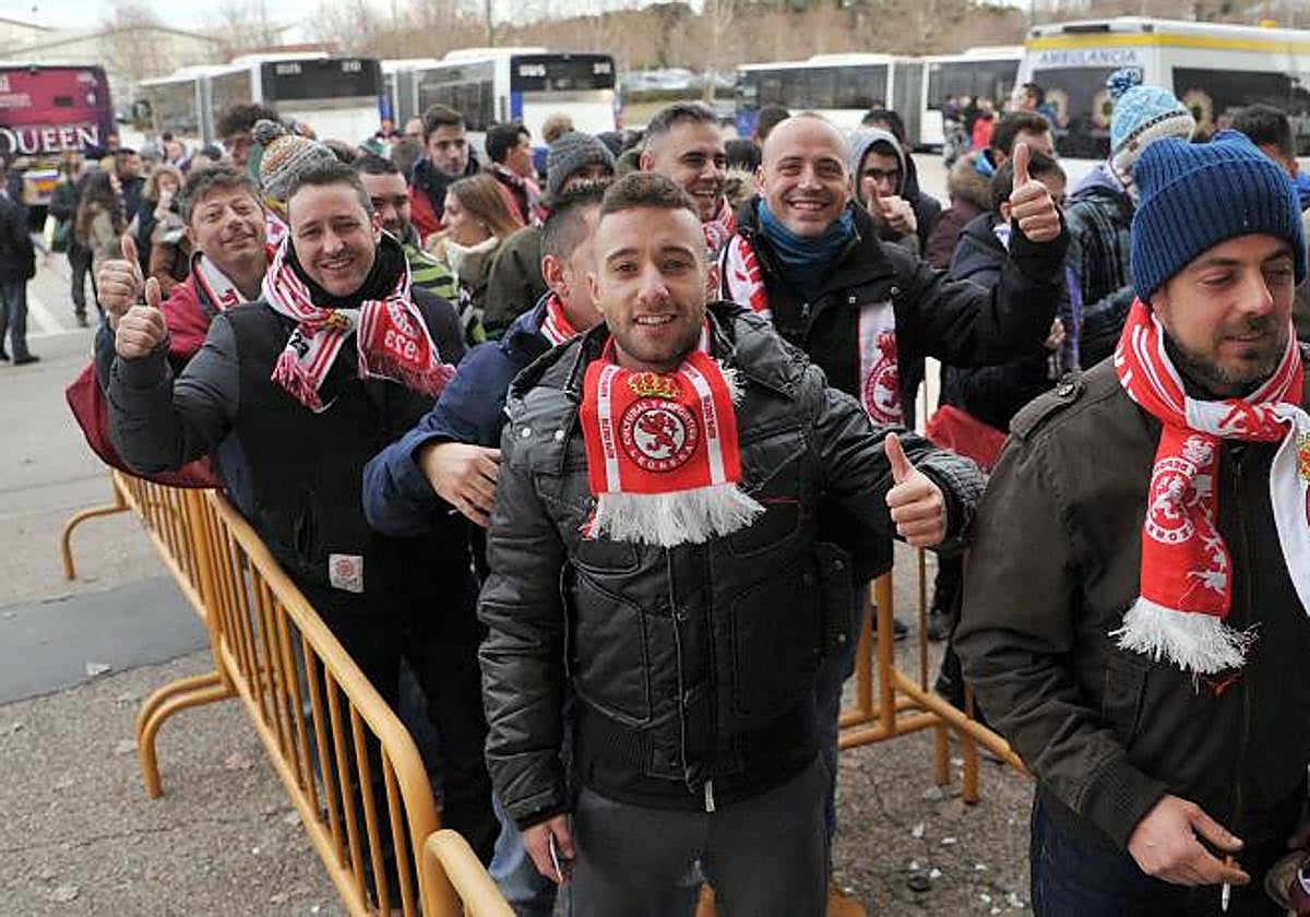 Aficionados de la Cultural Leonesa, antes de entrar al estadio José Zorrilla en febrero de 2018
