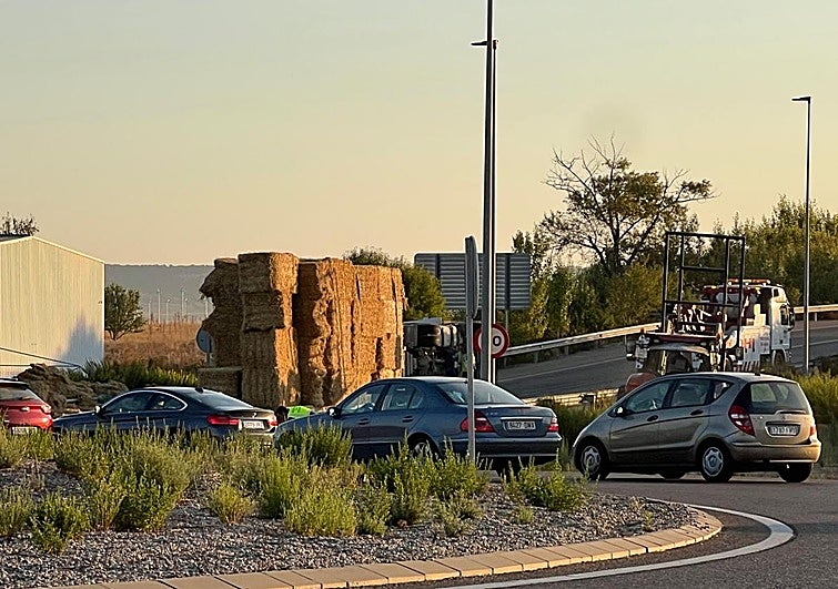 Labores de retirada de las pacas de paja y del camión volcado, este jueves por la mañana.