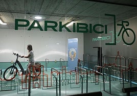Una usuaria saca su bici del nuevo parkibicis habilitado en la antigua sala de exposiciones del aparcamiento de la plaza del Milenio.