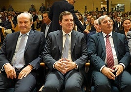 Fernández Mañueco, entre el presidente de Grupo Tecopy, José Ramón Jiménez Iglesias (izq.), y el consejero Sanz Merino.