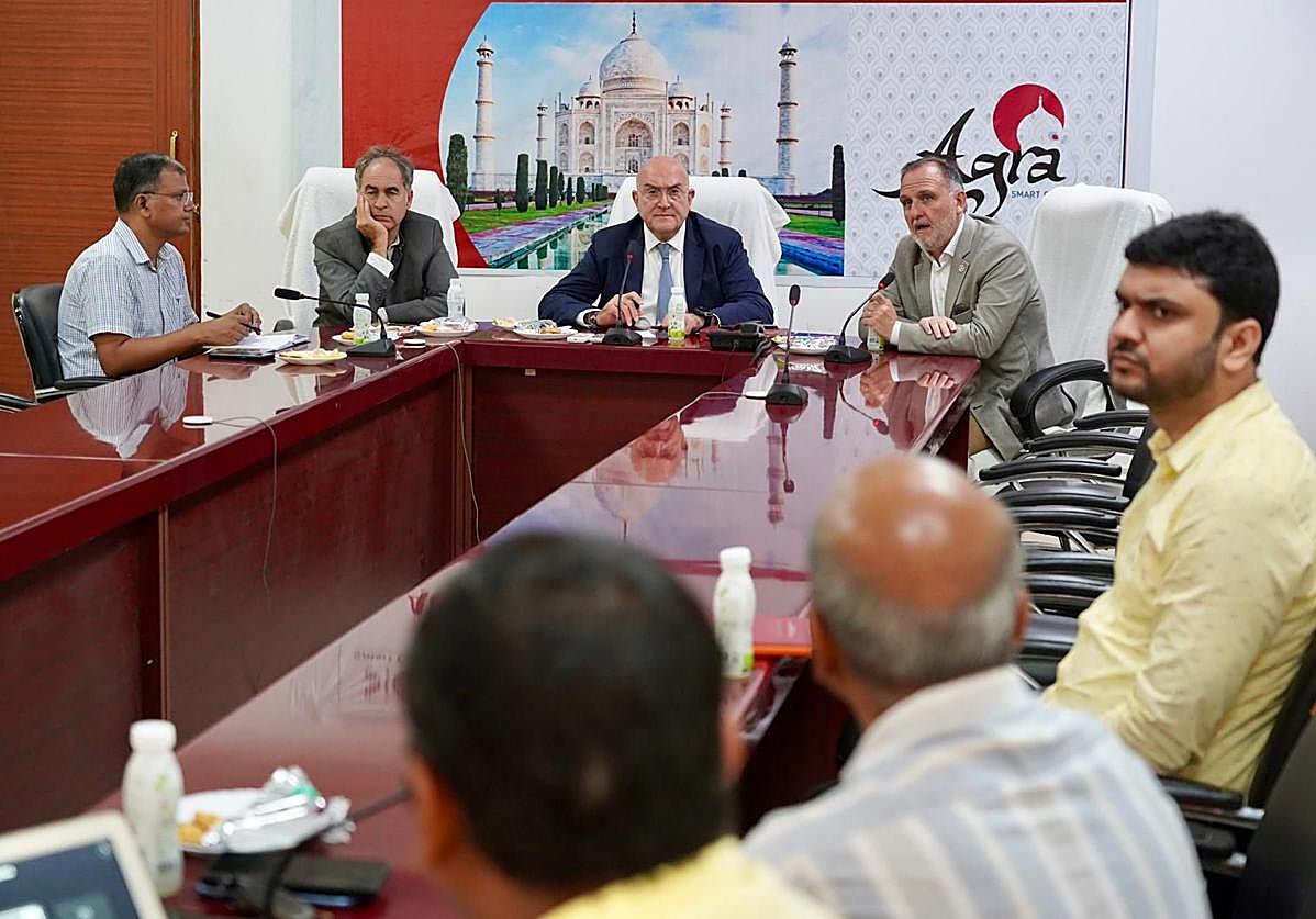 El alcalde de Valladolid, Jesús Julio Carnero, se ha reunido este jueves con responsables de Agra para abordar líneas de colaboración conjuntas.