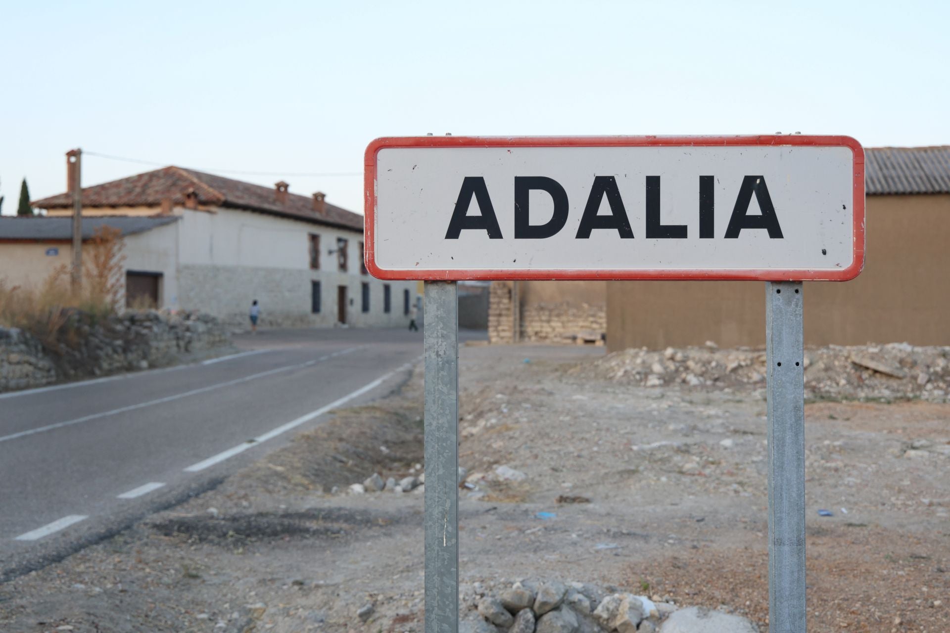 Cartel de inicio de poblado en Adalia, donde residía el fallecido.