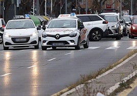 Vehiculos de autoescuela en prácticas.