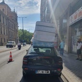 El vehículo, con los cinco colchones en el techo del coche.