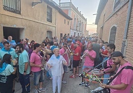 El recorrido de peñas dio inicio a las fiestas de Palazuelo de Vedija