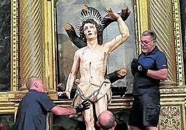 La escultura es colocada el jueves en la hornacina central del retablo de la capilla de San Sebastián.