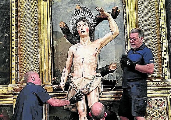 La escultura es colocada el jueves en la hornacina central del retablo de la capilla de San Sebastián.