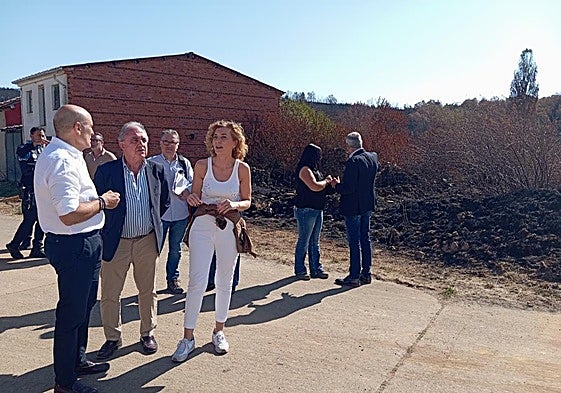 La directora general de Vivienda, junto al delegado de la Junta en Palencia, en la visita a San Pedro Cansoles.