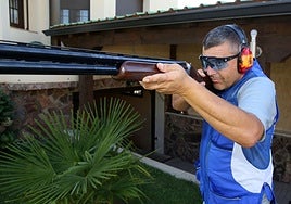 Julio Jiménez posa con el rifle en su casa de Revenga.