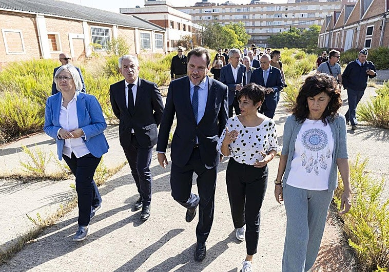 Los ministros Óscar Puente, Isabel Rodríguez y Ana Redondo recorren las instalaciones del antiguo acuartelamiento.