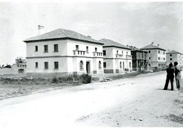 Construcción de las casas en Monzón de Campos, en 1943.