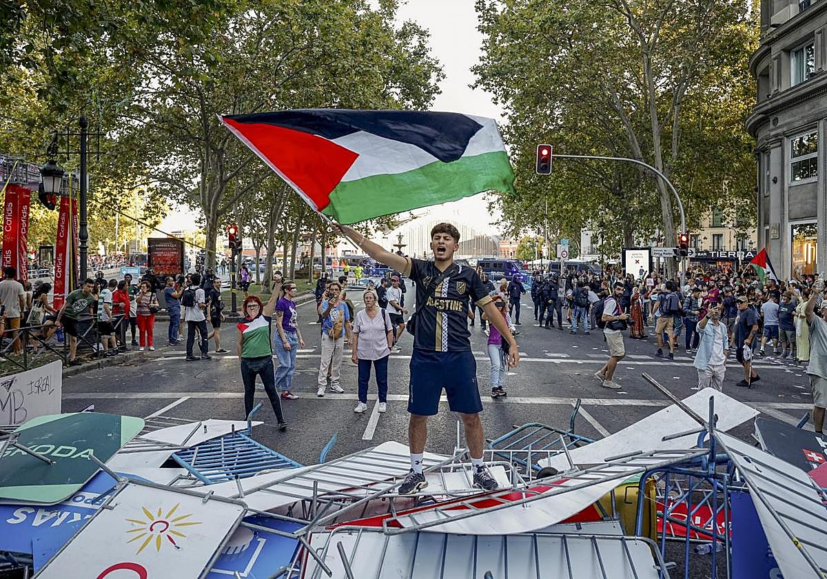 Manifestantes propalestinos cortan el recorrido de los ciclistas en el Paseo del Prado.