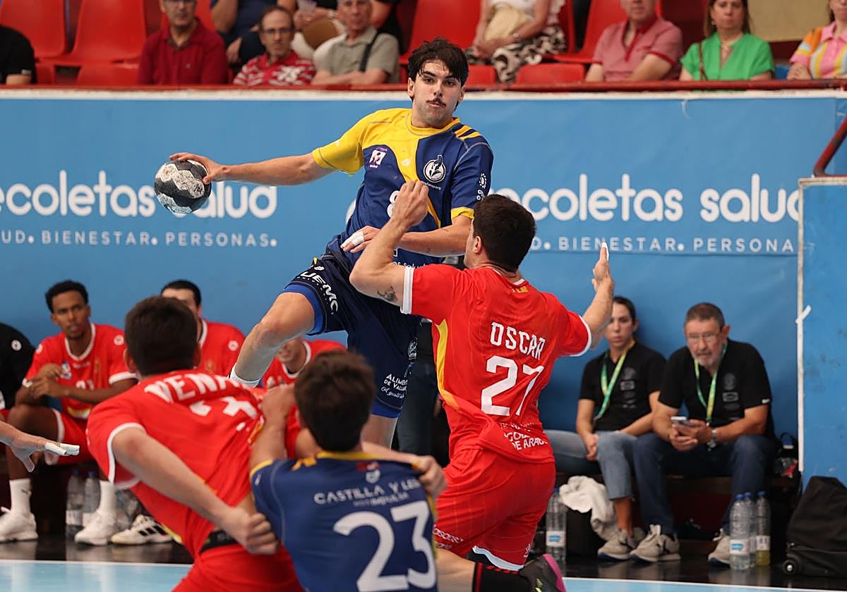 Oliveira se eleva para lanzar en el debut de temporada ante Huesca.