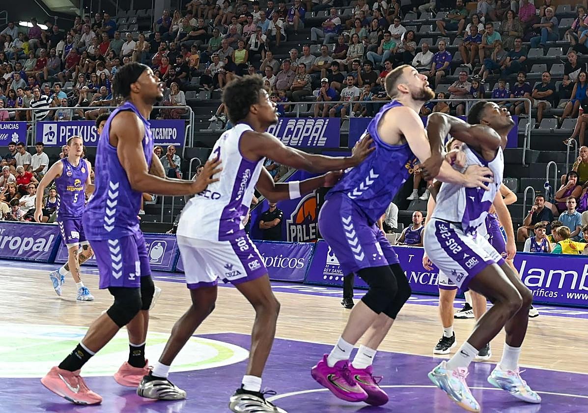 Hanna y Taiwo esperan un rebote, en el amistoso disputado en Palencia.