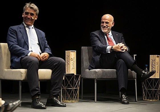 Victorino Martín y Javier Tebas, en el coloquio mantenido en el Teatro Calderón.