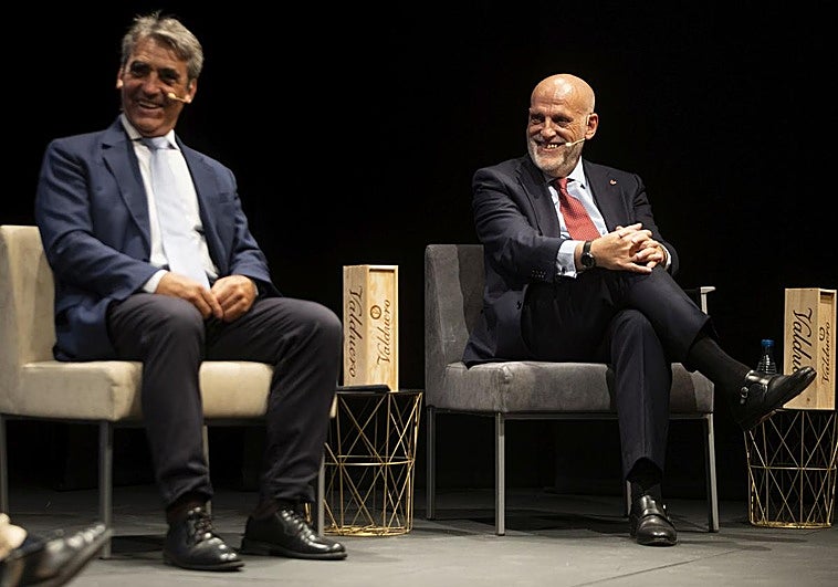 Victorino Martín y Javier Tebas, en el coloquio mantenido en el Teatro Calderón.