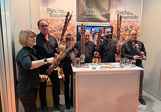 Los miembros de la asociación del tradicional pincho de lechazo de Traspinedo