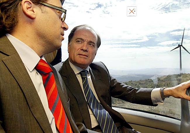 Rafael Delgado y Tomás Villanueva, en una imagen de archivo. De fondo, el parque eólico de Matalebreras.