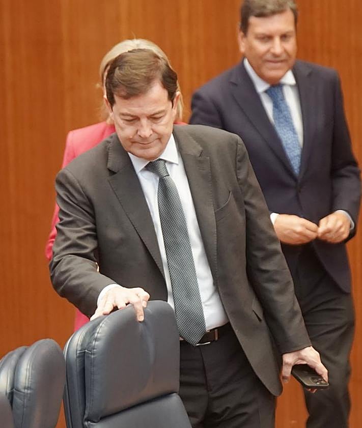 Imagen secundaria 2 - Imágenes del pleno en el que el PP perdió la votación y salió adelante la Ley de Publicidad Institucional promovida por la oposición.