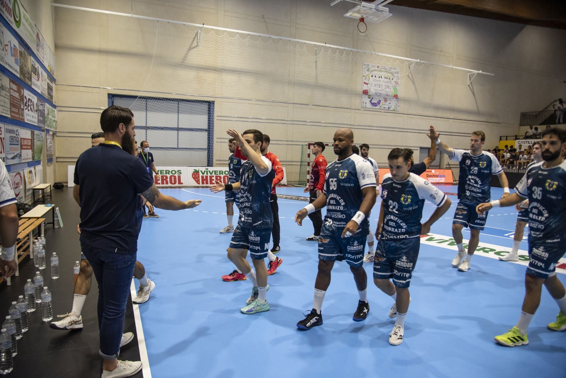 Fotos del triunfo del Balonmano Nava ante el Cangas