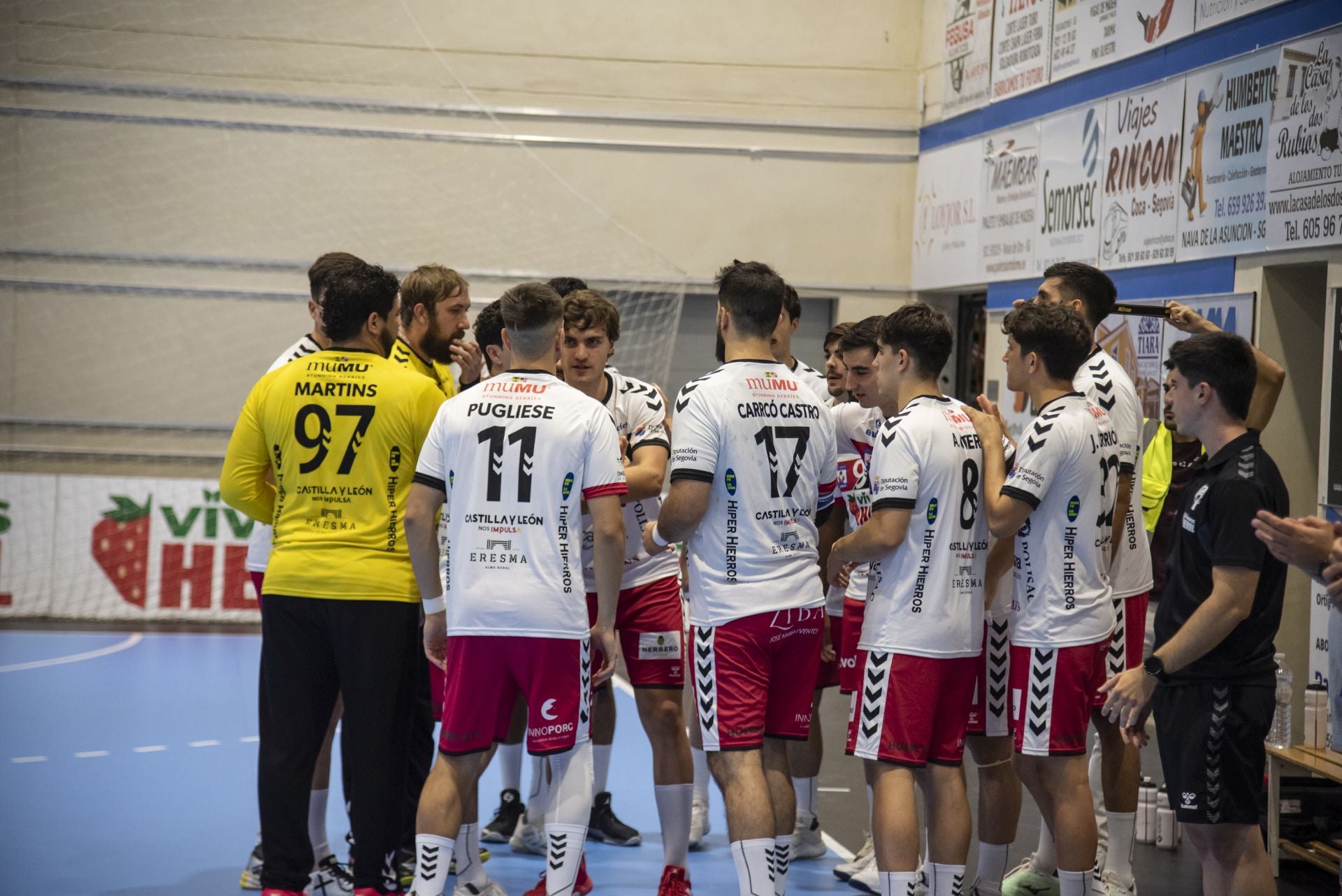 Fotos del triunfo del Balonmano Nava ante el Cangas