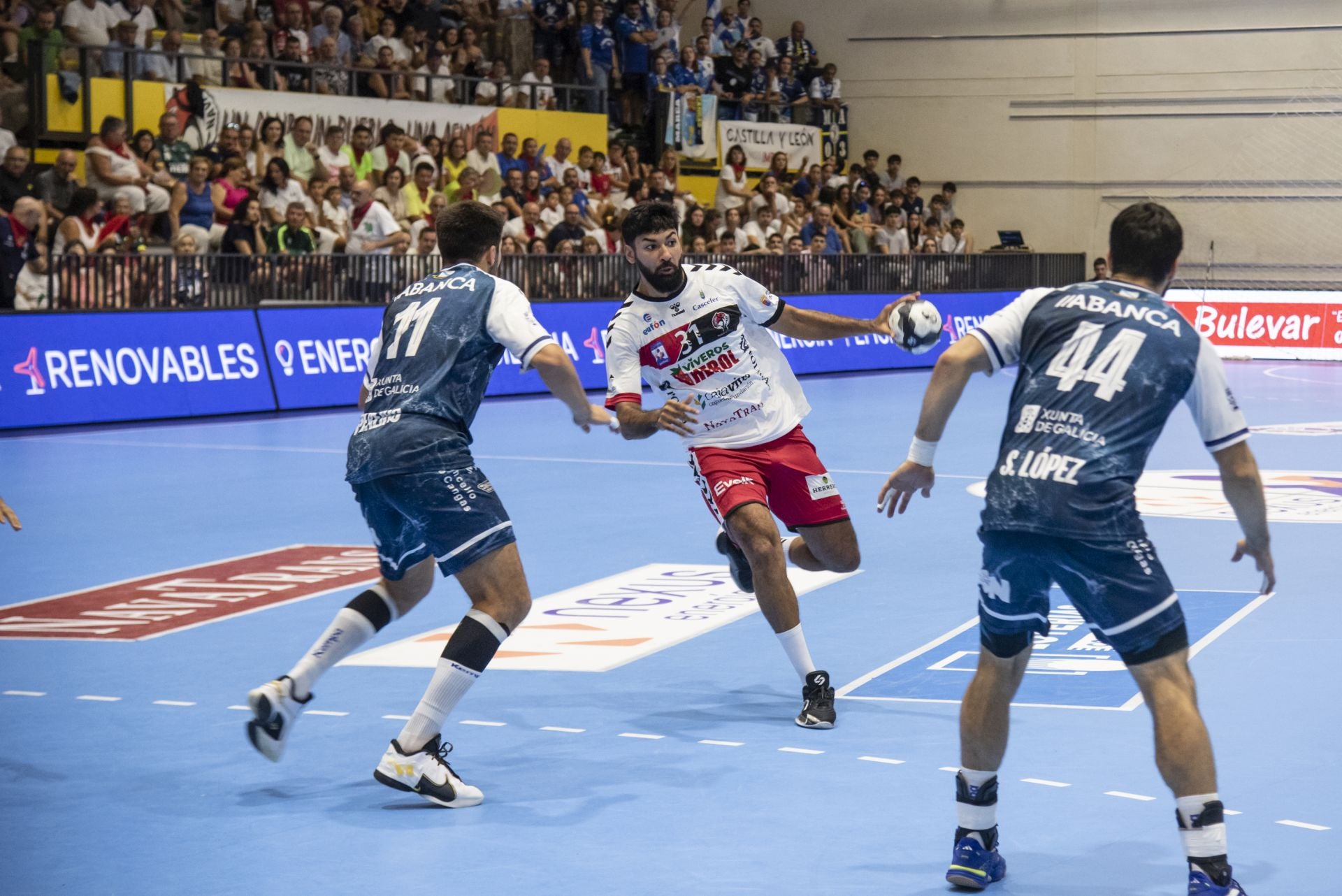 Fotos del triunfo del Balonmano Nava ante el Cangas