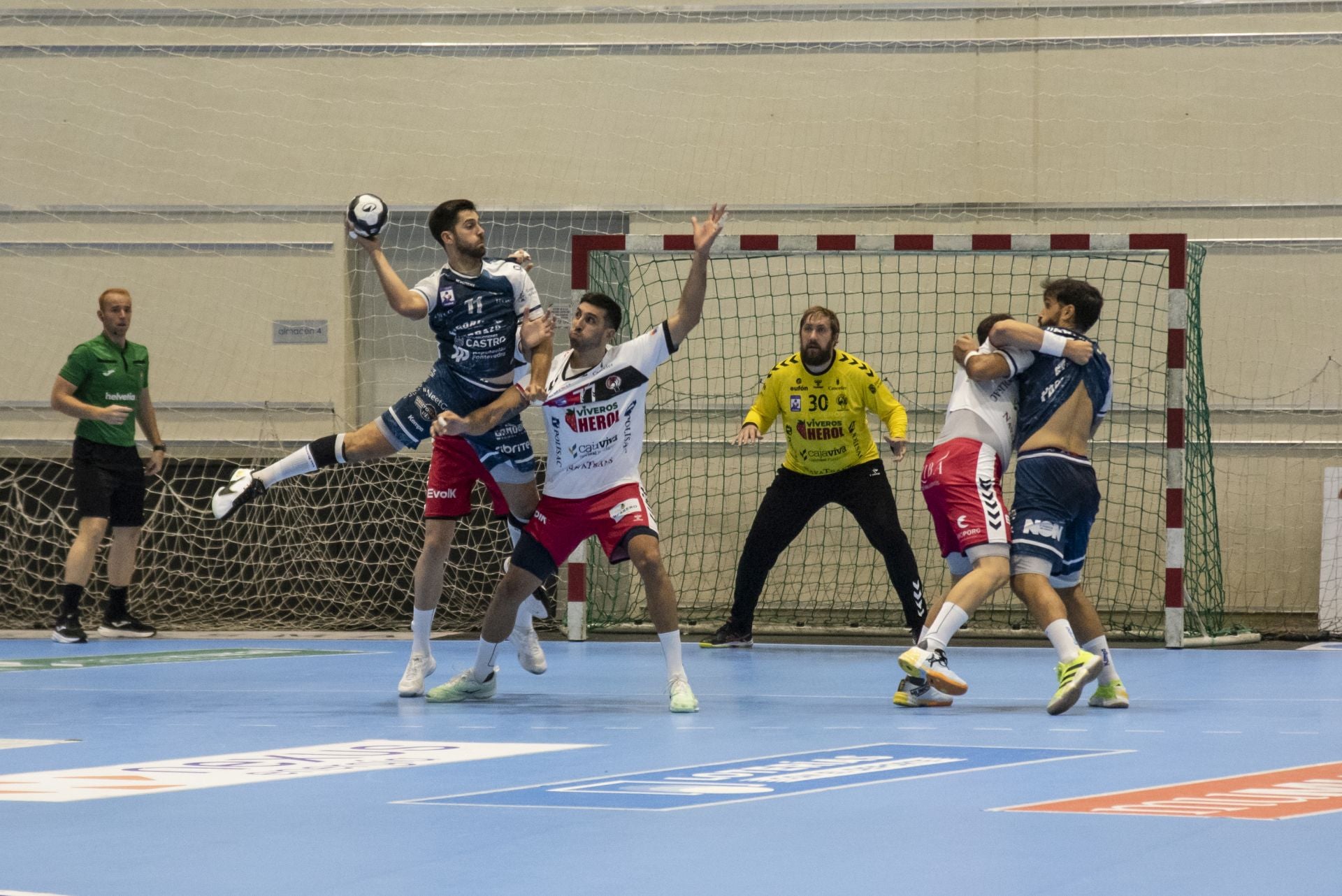 Fotos del triunfo del Balonmano Nava ante el Cangas