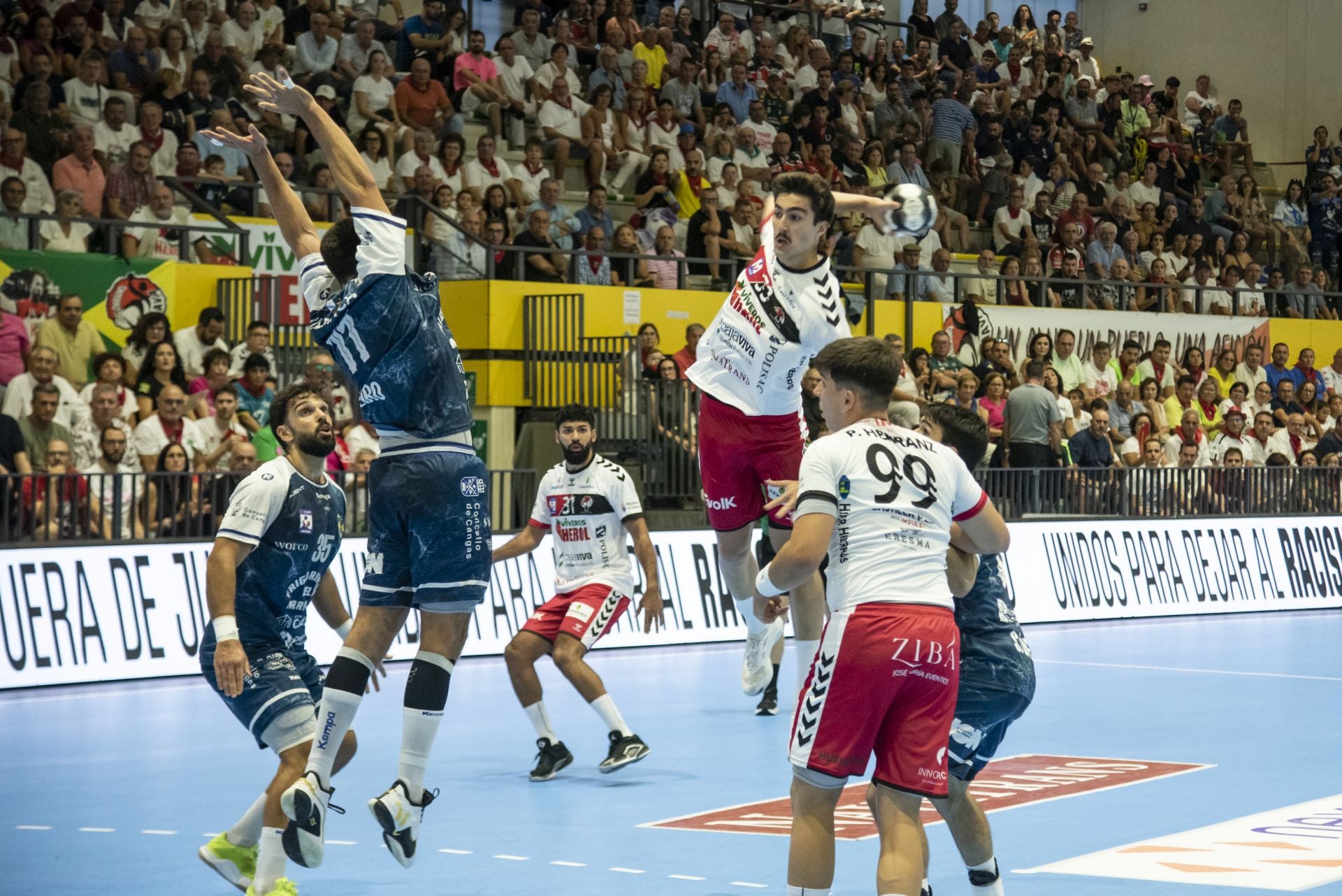 Fotos del triunfo del Balonmano Nava ante el Cangas
