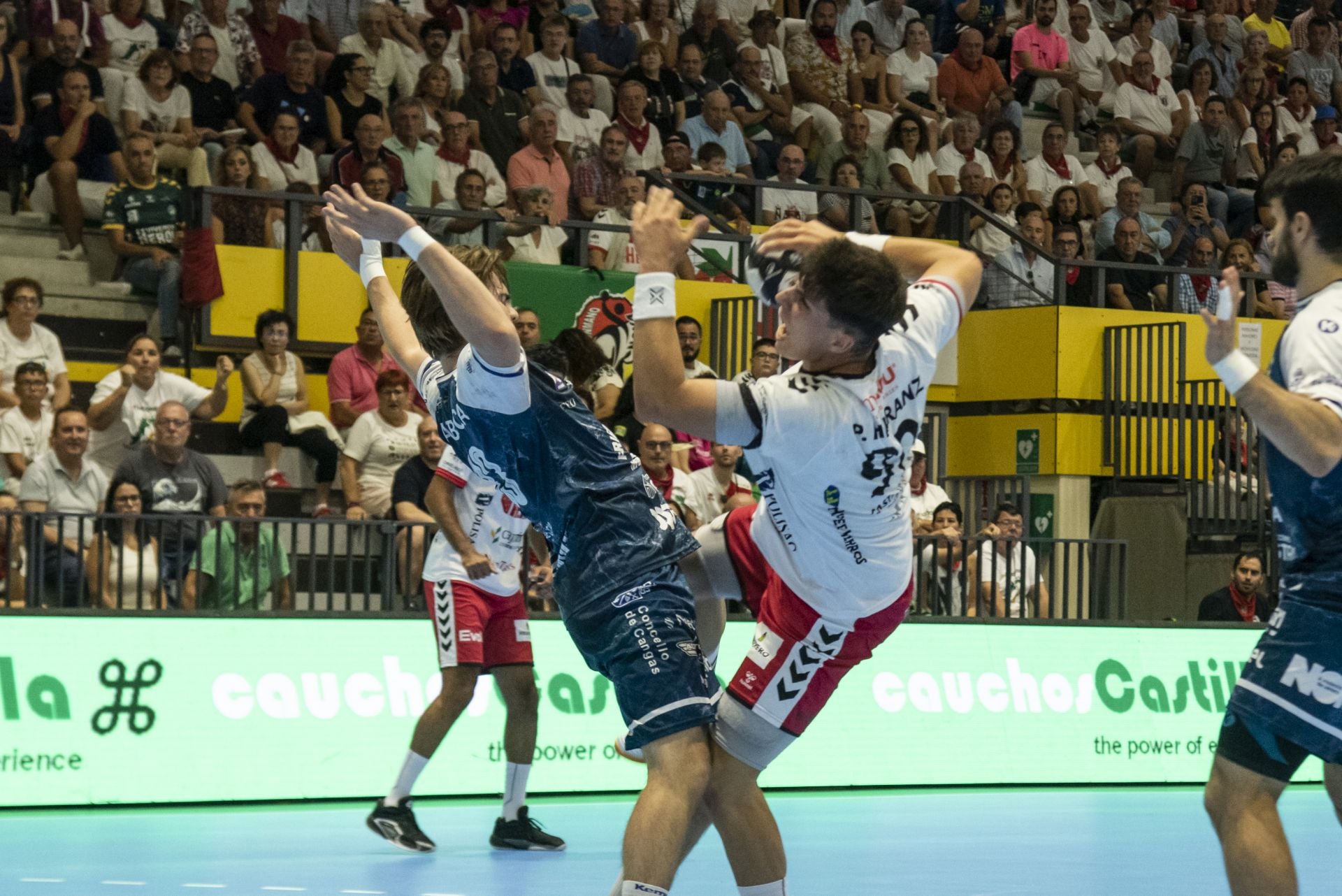 Fotos del triunfo del Balonmano Nava ante el Cangas